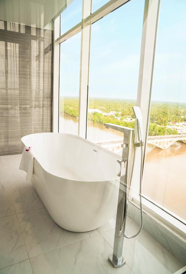 Diamond Stars Ben Tre Hotel Dış mekan fotoğraf A freestanding bathtub