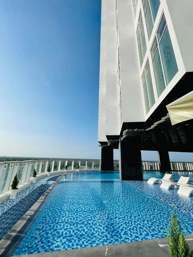 Diamond Stars Ben Tre Hotel Dış mekan fotoğraf The pool at the 360° Sky Bar